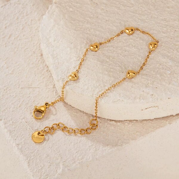 Bracelet en or avec coeurs