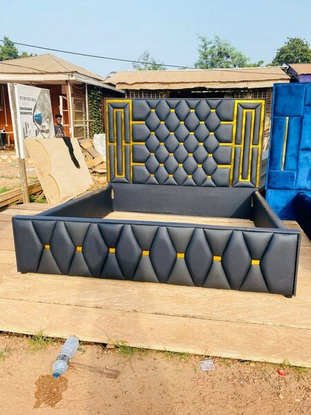 Lit moderne en cuir gris avec tête de lit