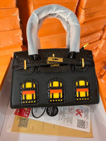 Sac à main en cuir noir avec accents dorés