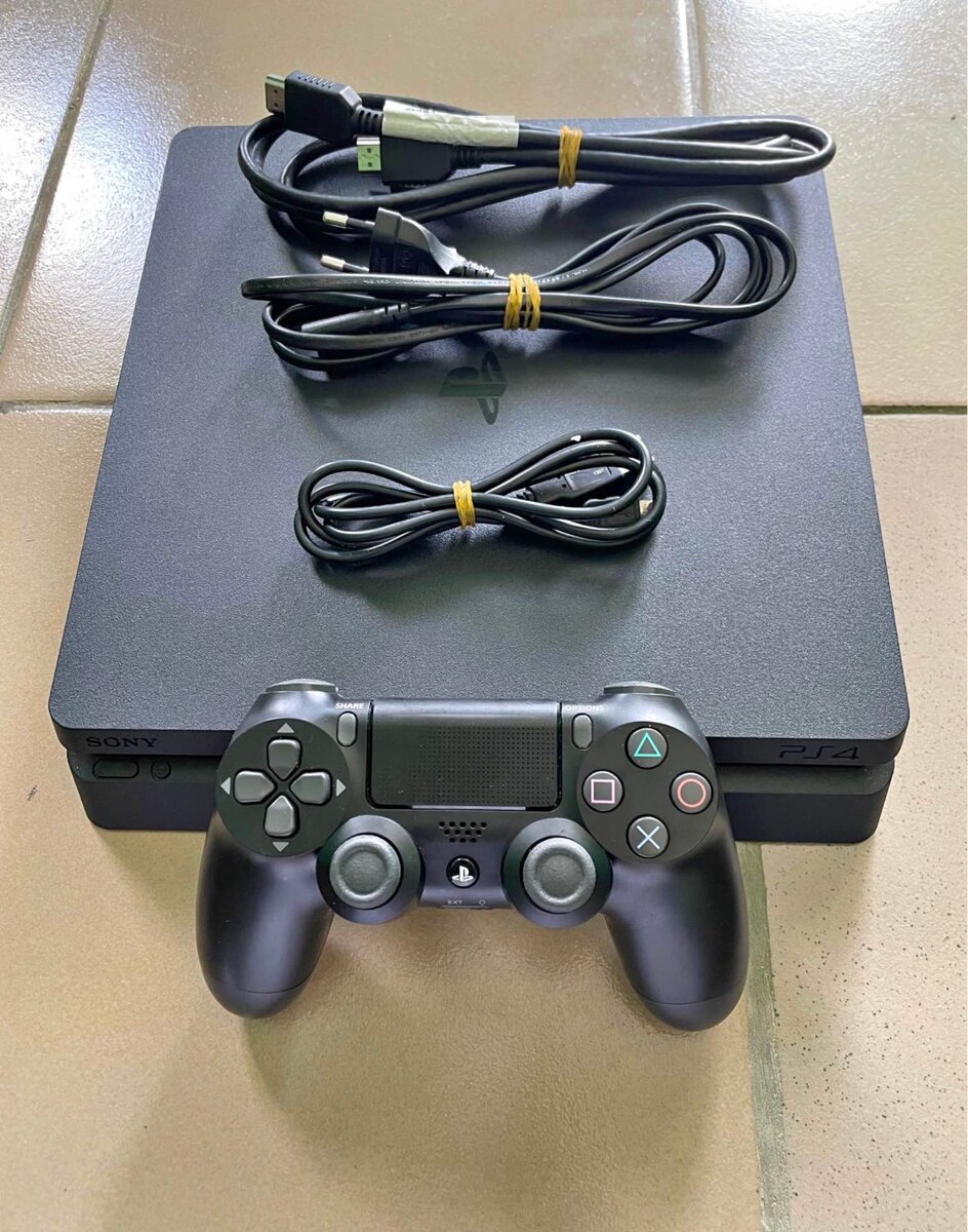 Console PS4 Slim avec Manette et Câbles