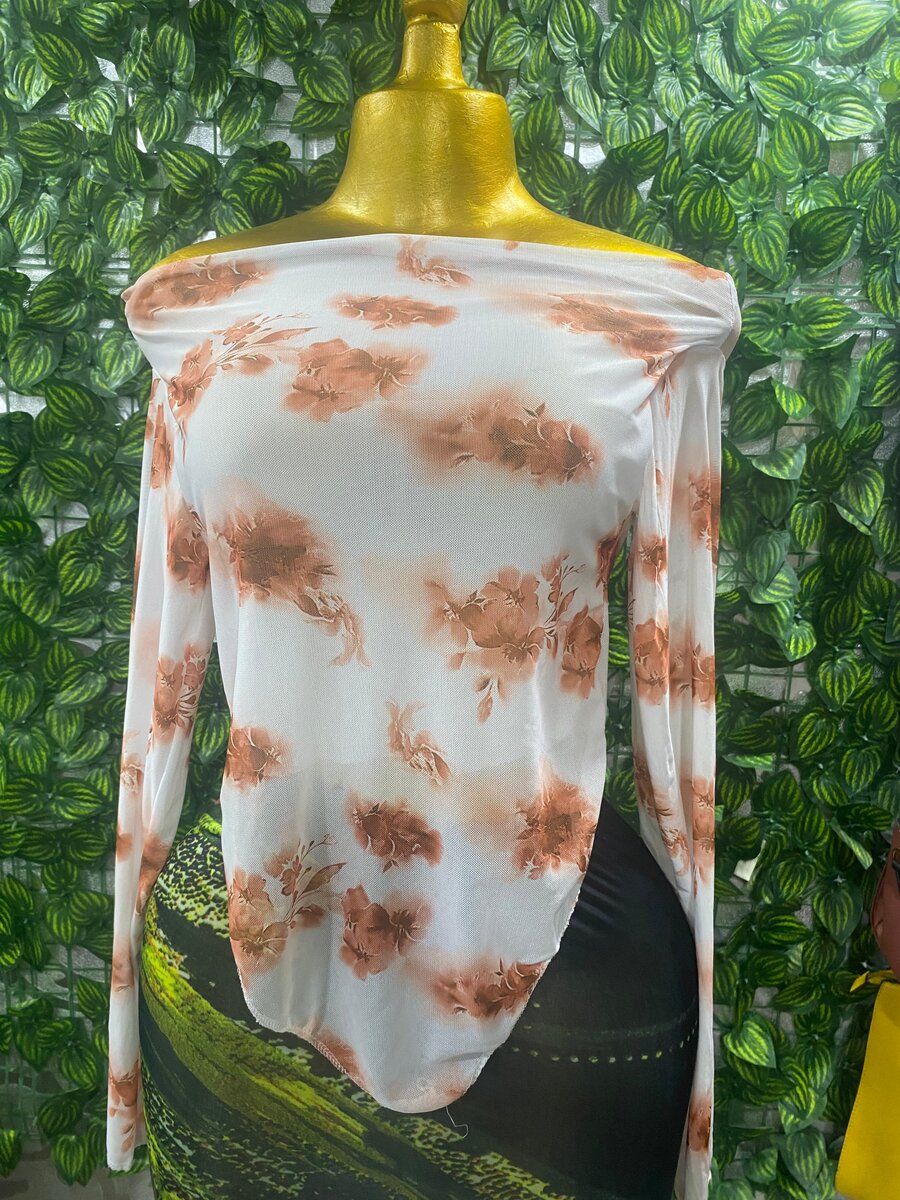 Haut asymétrique à fleurs