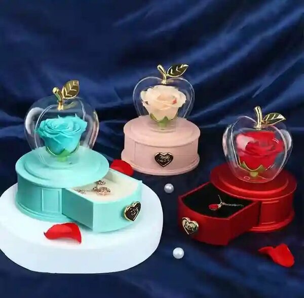 Rose éternelle sous cloche avec boîte à bijoux