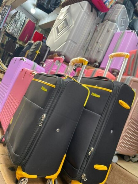 Valise rigide noir et jaune pour voyage