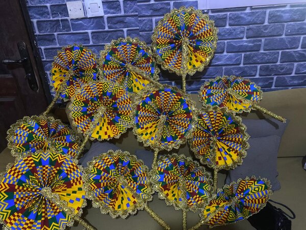 Éventails colorés en tissu