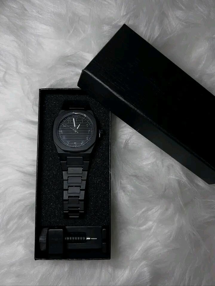 Montre analogique noire élégante