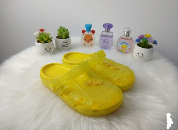 Sandales en plastique jaune
