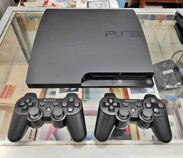 Console PS3 Slim avec manettes