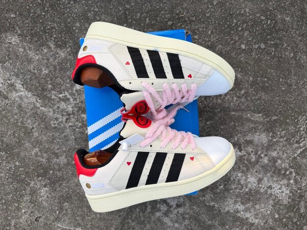 Chaussures Adidas blanches à trois bandes