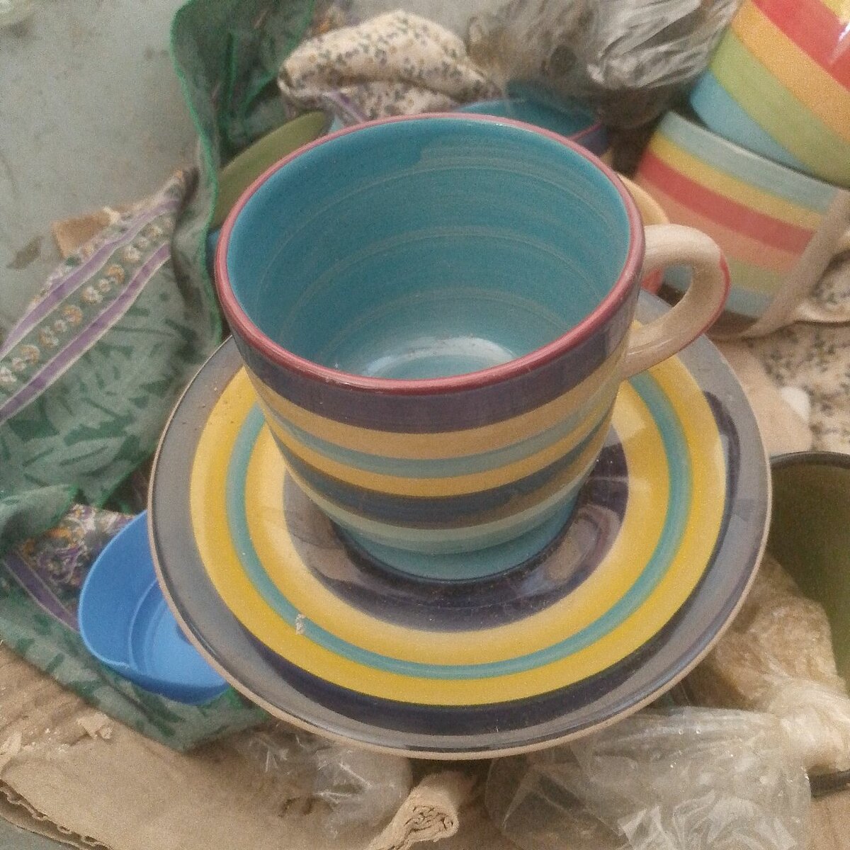 Tasses en céramique rayées