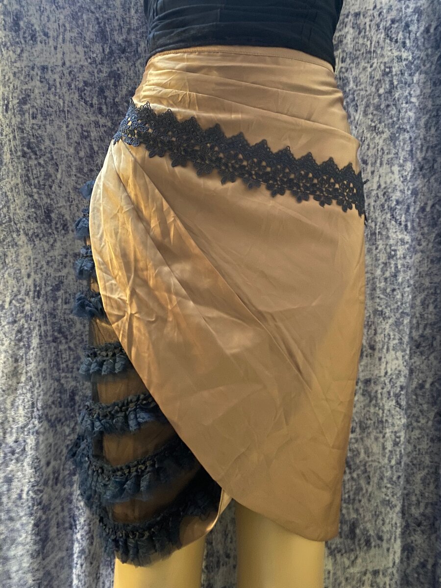 Jupe en satin avec dentelle