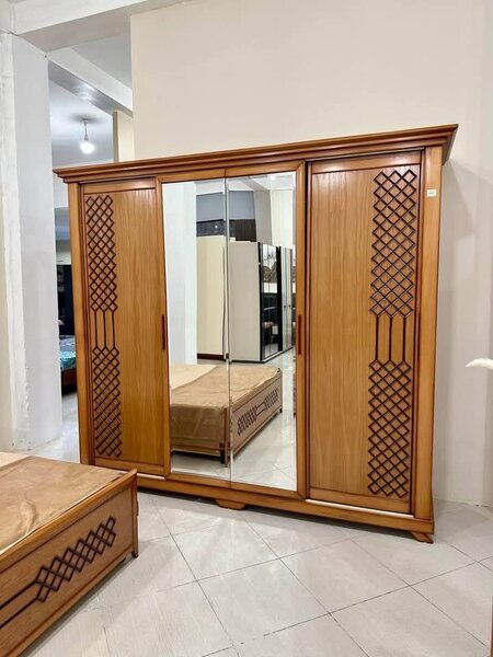 Armoire en bois avec miroirs