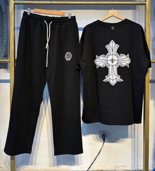Ensemble survêtement et sweat-shirt croix