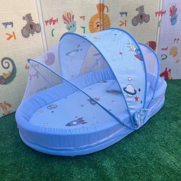 Lit bébé avec moustiquaire