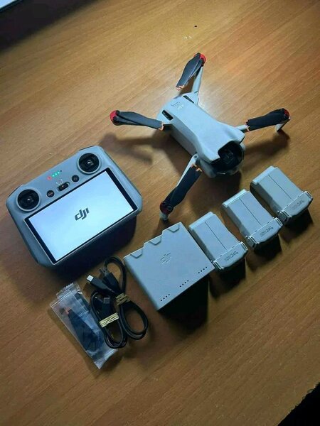 Drone DJI Mini 4 Pro avec télécommande et accessoires