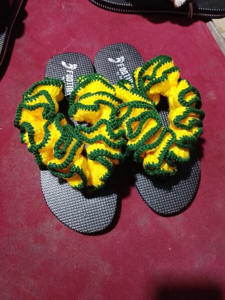 Tongs en tricot jaune et vert
