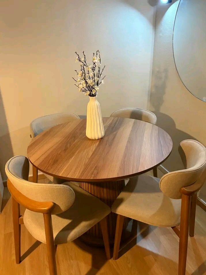 Table ronde en bois moderne