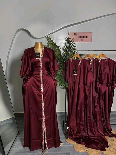 Ensemble robe et kimono en satin bordeaux