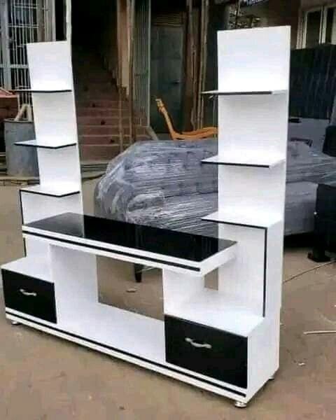 Meuble TV moderne avec étagères