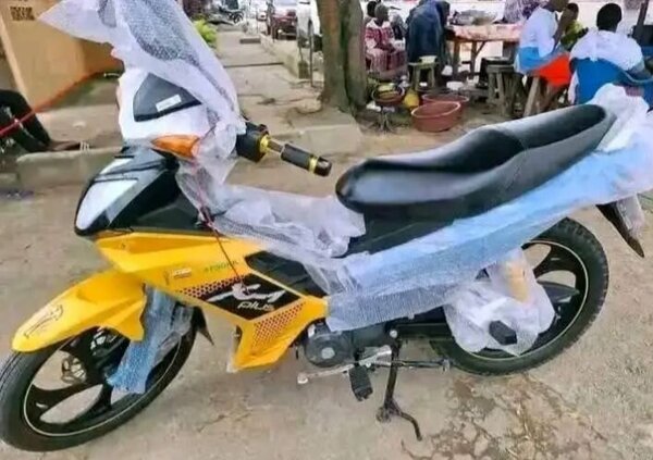 Nouveau scooter moto jaune