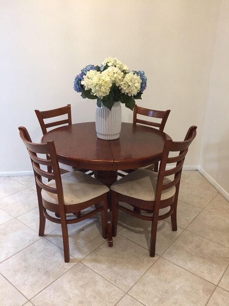 Table ronde en bois élégante