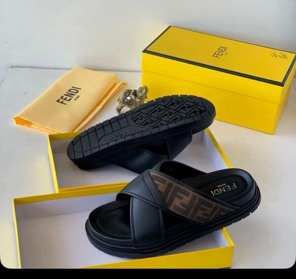 Sandales Logo Fendi Noires