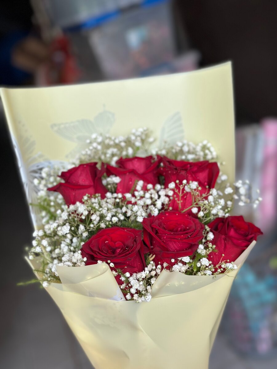 Bouquet de 7 roses rouges avec gypsophile