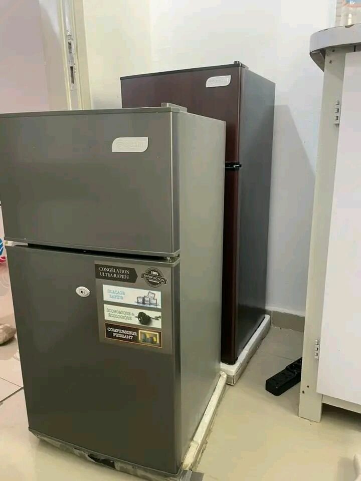 Mini réfrigérateur compact argent