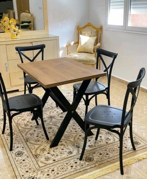 Table à manger en bois avec chaises