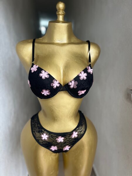 Ensemble lingerie dentelle fleurs