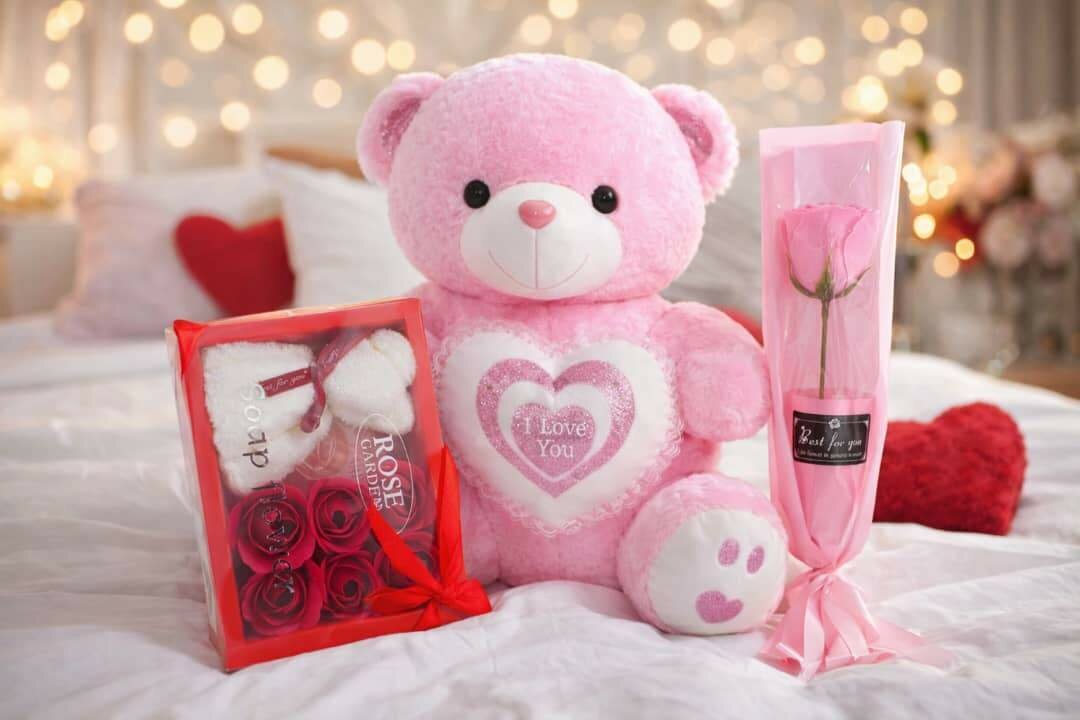 Ours en peluche avec fleurs artificielles