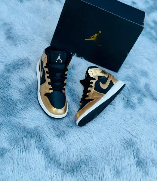 Chaussures Air Jordan 1 Mid noir et or