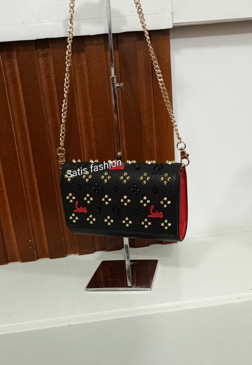 Chic Pochette Louboutin