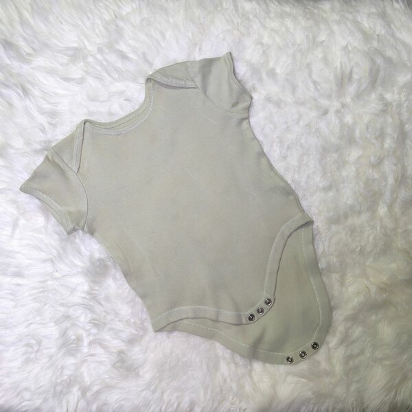 Body bébé vert avec boutons pression