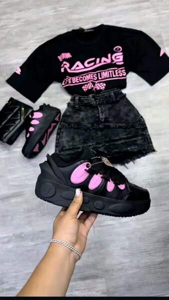 Ensemble femme : chaussures, vêtements et accessoires