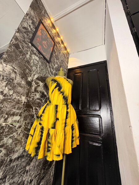 Robe jaune à motifs tie-dye