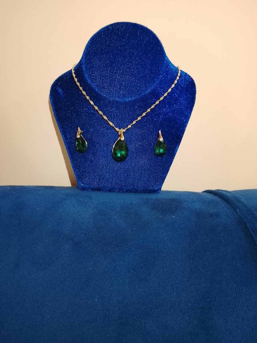Ensemble Collier et Boucles d'Oreilles en Or avec Pierres Vertes