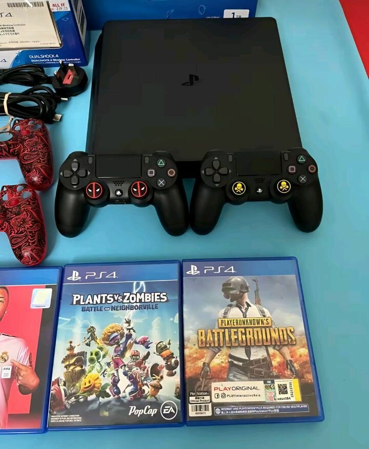 Console Sony PS4 Slim avec 3 jeux et 2 manettes
