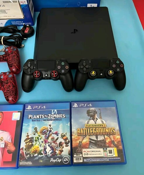 Console Sony PS4 Slim avec 3 jeux et 2 manettes