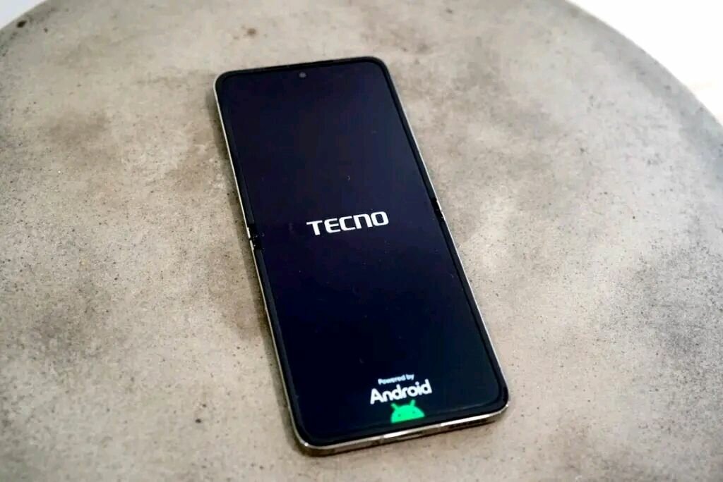 Tecno Phantom V Flip - Smartphone