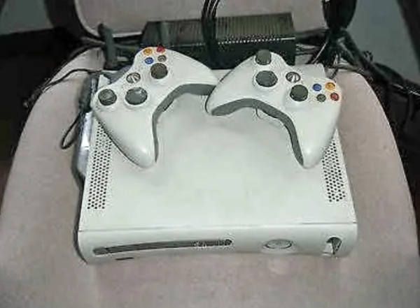 Console Xbox 360 blanche avec 2 manettes