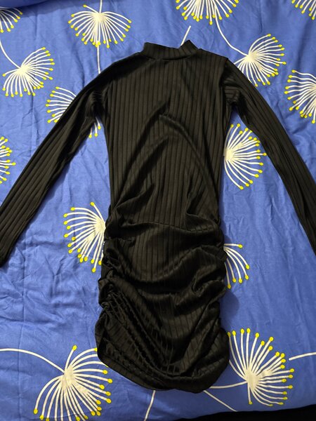 Robe noire à manches longues