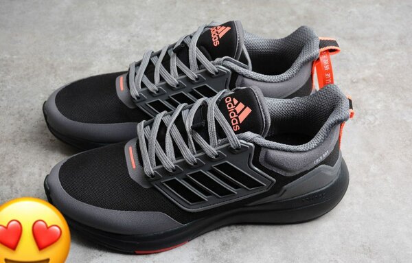Chaussures de sport noires Adidas
