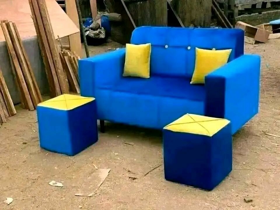 Canapé 3 places avec 2 poufs