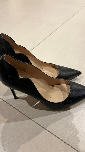 Élégants talons en verni noir