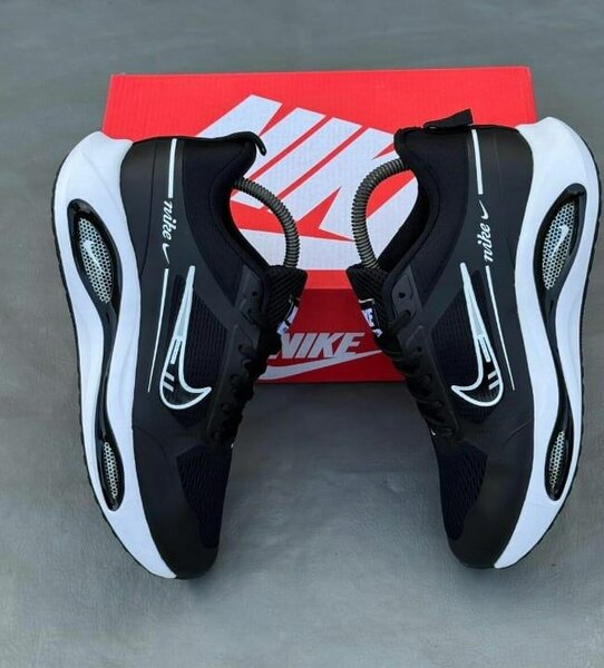 Chaussures Nike Air Max noire et blanche