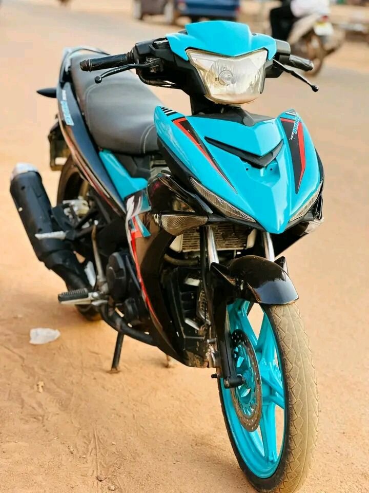 Moto sportive bleue