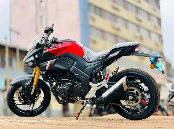 Moto de sport puissante