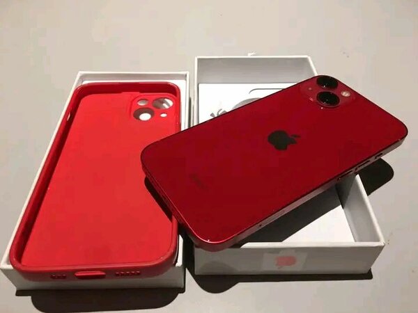 iPhone rouge avec coque