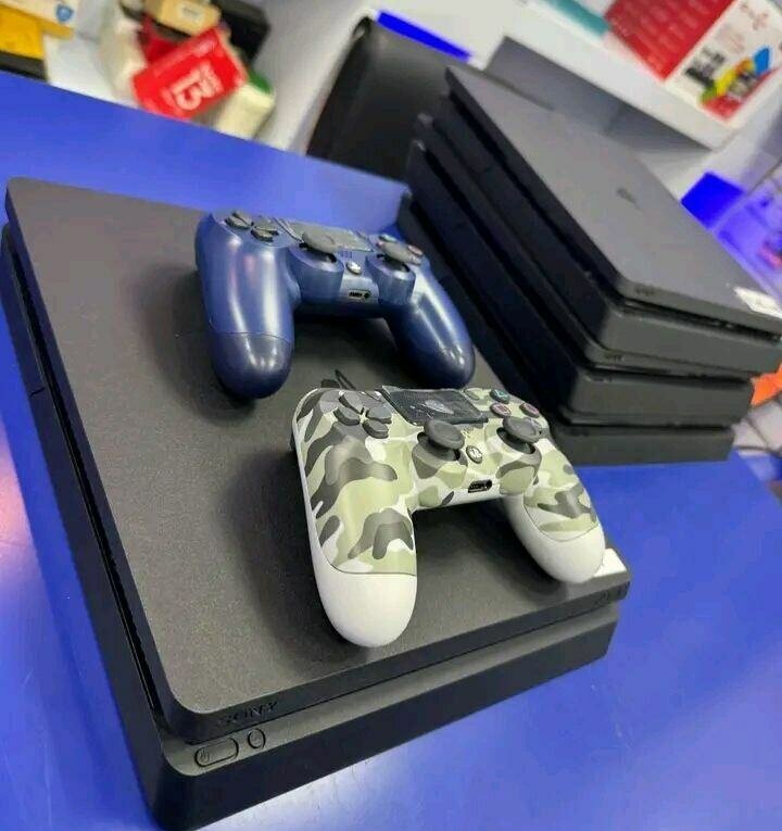 Console PS4 avec manettes