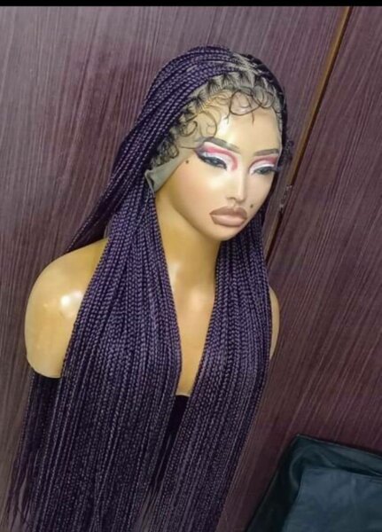 Perruque synthétique avec tresses violettes